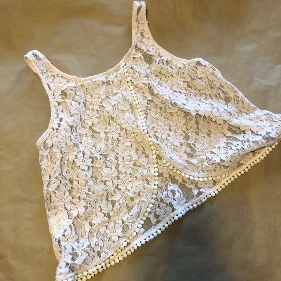 Lush Lace Crop Top with open back - Picture 2 of 4